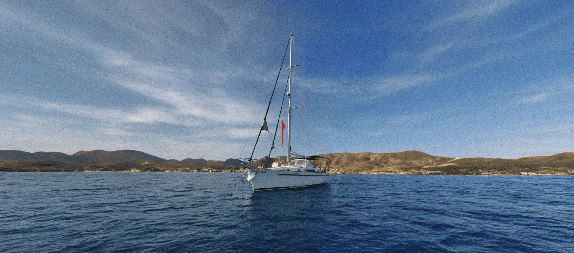 Velero Candela navegando frente a la costa de Mazarrón