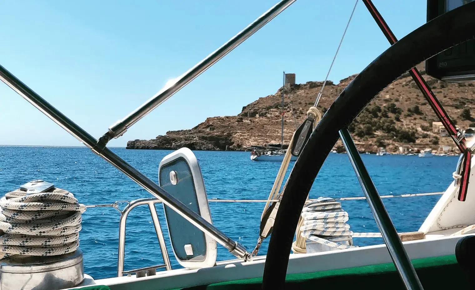 Vista desde la cubierta del Velero Candela hacia una cala