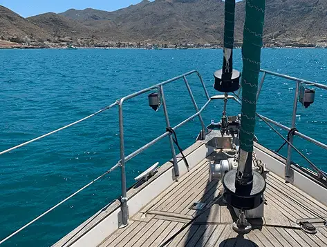 Cubierta y proa del Velero Candela