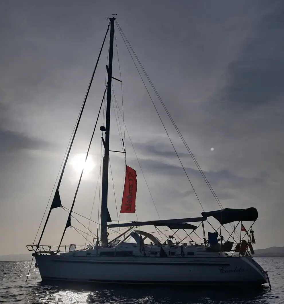 Mástil del Velero Candela contra el cielo